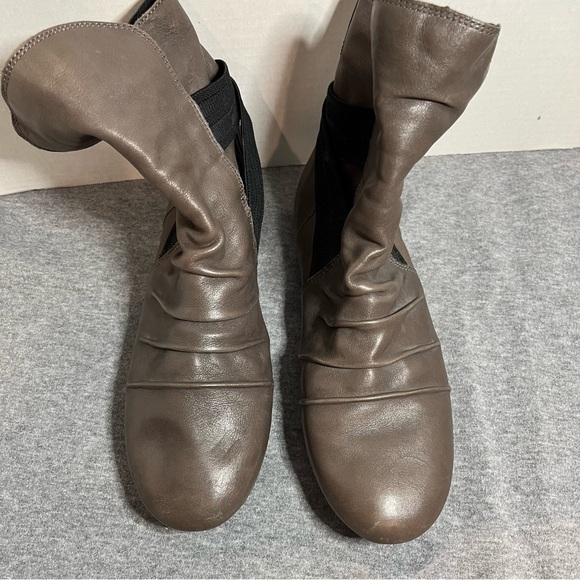 BORN women’s tan flat ankle booties. - Picture 4 of 15